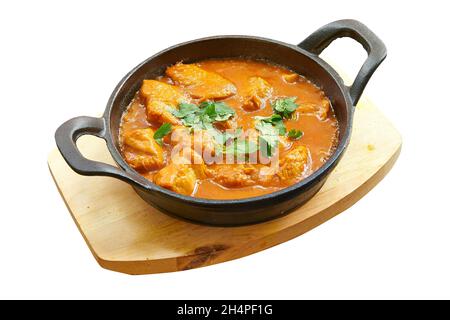 Colpo di pollo al curry cotto in padella. Isolato su bianco con tracciato di ritaglio Foto Stock