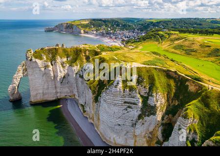 Scatto aereo di Etretat scogliere in Normandia, Francia Foto Stock