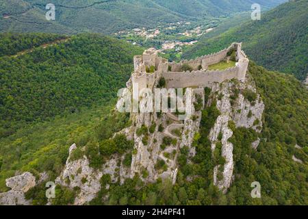 Scatto aereo che mostra il castello medievale Puilaurens in Pirenei montagne, Francia Foto Stock