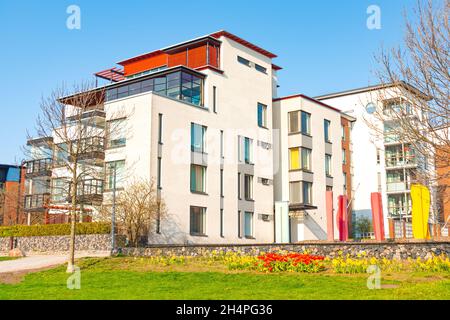 Moderno complesso di appartamenti residenziali con area verde in città. Immobiliare. Strutture all'aperto. Vivere eco-friendly in città. Scandinavo Foto Stock