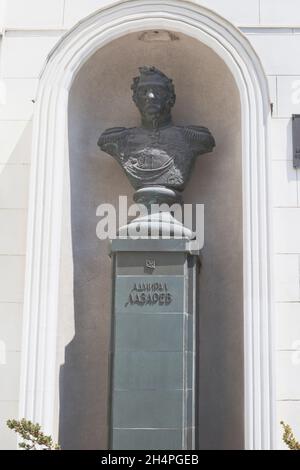 Sevastopol, Crimea, Russia - 29 luglio 2020: Monumento a Mikhail Petrovich Lazarev su via Bolshaya Morskaya nella città di Sevastopol, Crimea Foto Stock