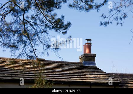 Con piombo lampeggiante, camini gemellati sulla tradizionale fattoria yorkshire moorland Foto Stock