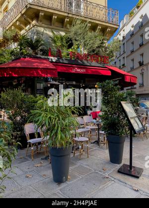 Sedie e tavolo in un tradizionale caffè parigino sul marciapiede, Parigi, Francia Foto Stock
