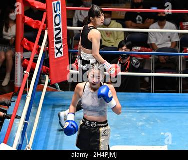 Kagishippo Sachi, Natsuki Tamagawa, 2 NOVEMBRE 2021 - Boxing : Boxing 4R Womens minimumweight bout at Korakuen Hall in Tokyo, Giappone. (Foto di Hiroaki Yamaguchi/AFLO) Foto Stock