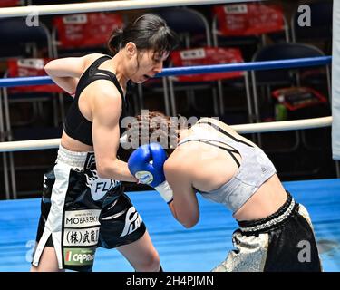 Kagishippo Sachi, Natsuki Tamagawa, 2 NOVEMBRE 2021 - Boxing : Boxing 4R Womens minimumweight bout at Korakuen Hall in Tokyo, Giappone. (Foto di Hiroaki Yamaguchi/AFLO) Foto Stock