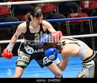 Kagishippo Sachi, Natsuki Tamagawa, 2 NOVEMBRE 2021 - Boxing : Boxing 4R Womens minimumweight bout at Korakuen Hall in Tokyo, Giappone. (Foto di Hiroaki Yamaguchi/AFLO) Foto Stock