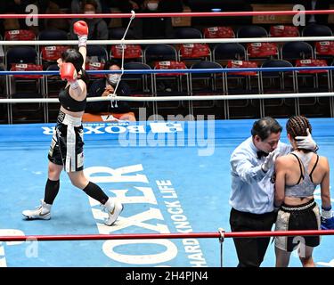 Kagishippo Sachi, Natsuki Tamagawa, 2 NOVEMBRE 2021 - Boxing : Boxing 4R Womens minimumweight bout at Korakuen Hall in Tokyo, Giappone. (Foto di Hiroaki Yamaguchi/AFLO) Foto Stock