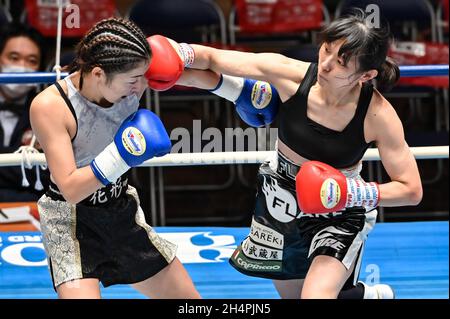 Kagishippo Sachi, Natsuki Tamagawa, 2 NOVEMBRE 2021 - Boxing : Boxing 4R Womens minimumweight bout at Korakuen Hall in Tokyo, Giappone. (Foto di Hiroaki Yamaguchi/AFLO) Foto Stock