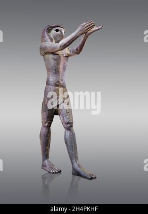 Antica scultura in bronzo egiziano di dio Horus, 1069-664 a.C., . Museo del Louvre inv E7703. Horus o lei, Heru, Hor, Har in antico egiziano, è uno dei th Foto Stock