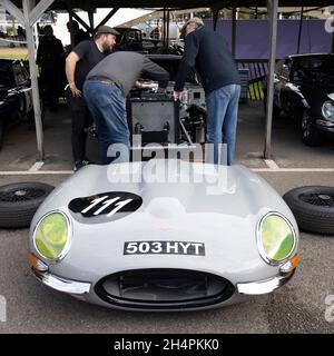 Meccanici al lavoro su Oliver Bryant's 1962 Jaguar e-Type FHC per la gara del Trofeo Moss al 78° Goodwood Members Meeting, Sussex, Regno Unito. Foto Stock