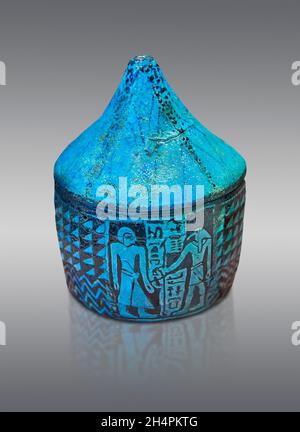 Antico vaso e coperchio in terracotta smaltata egiziana, 1686-1425 a.C., 18th dynasty.Louvre E3610. Decorazione: Un uomo in piedi che indossa un kilt, parrucca corta. Foto Stock