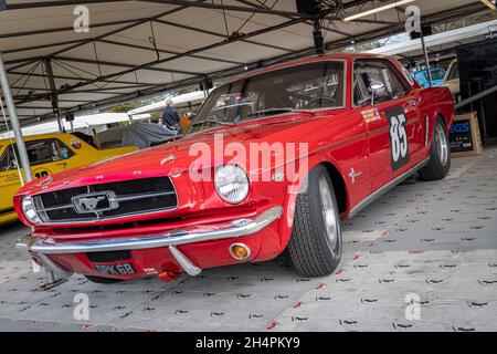 Pierpoint Cup entrò nella 1965 Ford Mustang di Naismith e Franchitti nel paddock. Goodwood 78° riunione dei soci, Sussex, Regno Unito. Foto Stock