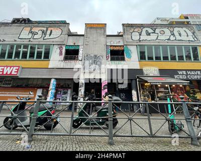 Berlino, Germania. 26 ottobre 2021. L'edificio di Kottbuser Tor è in calle. Credit: Paul Zinken/dpa/Alamy Live News Foto Stock