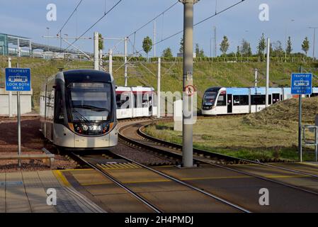 Tram di Edionburgh in arrivo e in partenza alla stazione ferroviaria di Edinburgh Gateway Interchange, Scozia, Regno Unito, settembre 2021 Foto Stock