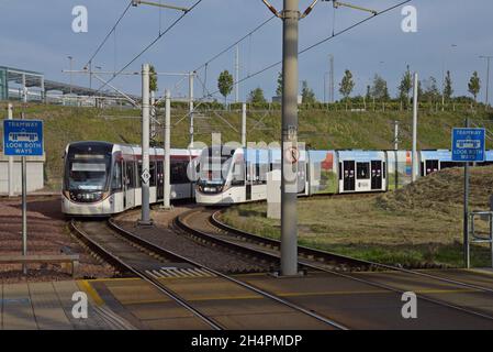 Tram di Edionburgh in arrivo e in partenza alla stazione ferroviaria di Edinburgh Gateway Interchange, Scozia, Regno Unito, settembre 2021 Foto Stock