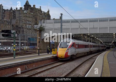 Un treno elettrico di classe LNER Azuma Hitachi 800 alla stazione di Edinburgh Waverley, Scozia, settembre 2021 Foto Stock