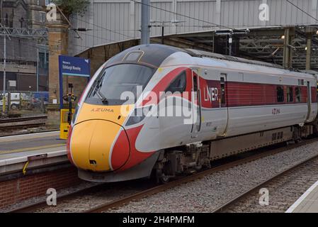 Un treno elettrico di classe LNER Azuma Hitachi 800 alla stazione di Edinburgh Waverley, Scozia, settembre 2021 Foto Stock