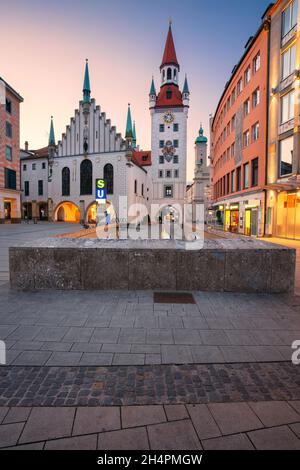 Monaco di Baviera, Germania. Immagine del paesaggio urbano del centro di Monaco, Germania con Marienplatz all'alba. Foto Stock