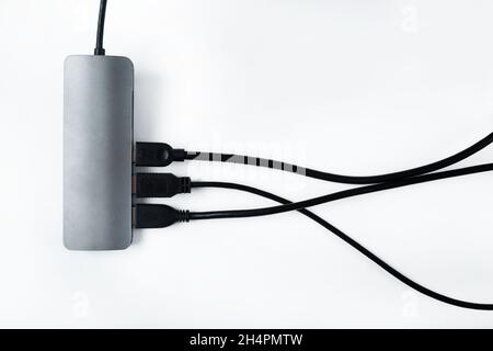 Adattatore con dischi rigidi esterni su sfondo bianco.molti collegamenti diversi tramite il connettore USB. Foto Stock