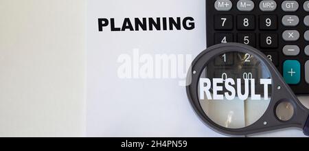 Pianificazione immobiliare - parole di concetto di business su un pezzo di carta e risultato Foto Stock
