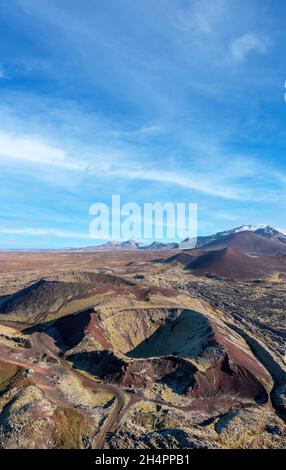 Panorama verticale dei crateri vulcanici inattivi a Berserkjahraun, un campo di lava di 4000 anni sulla penisola di Snaefellsnes, Islanda. Colpo con drone con SM Foto Stock