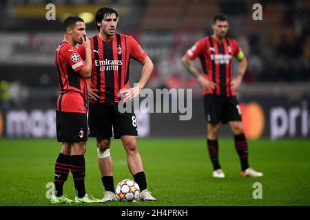 Milano, Italia. 03 novembre 2021. Ismael Bennacer (L) di AC Milan parla con Sandro tonali di AC Milan durante la partita di calcio UEFA Champions League tra AC Milan e FC Porto. Credit: Nicolò campo/Alamy Live News Foto Stock