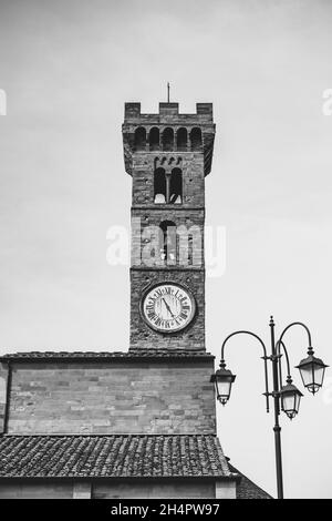 Foto in scala di grigi verticale della Cattedrale di Fiesole a Fiesole, Italia Foto Stock