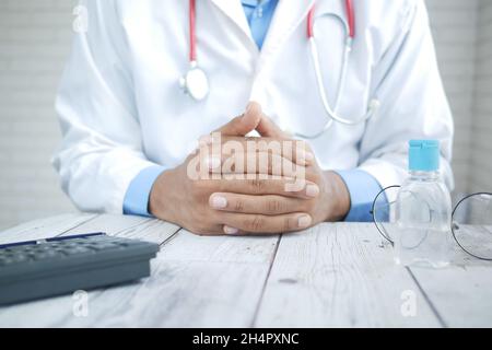una mano giovane e nervosa del medico maschile Foto Stock