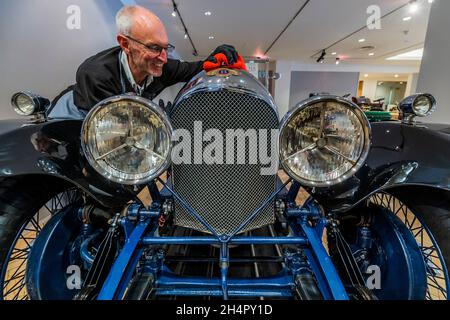 Londra, Regno Unito. 4 novembre 2021. Anteprima delle vendite di Arte Asiatica a Bonhams New Bond Street, Londra. Le vendite sono tra il 02 e il 04 novembre.Londra, Regno Unito. 4 Nov 2021. Credit: Guy Bell/Alamy Live News Foto Stock