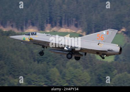 ZELTWEG, AUSTRIA - 08 settembre 2019: Volo storico dell'aeronautica svedese Saab Draaken atterrando a Zeltweg, Austria Foto Stock