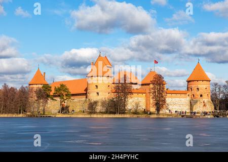 Castello dell'Isola di Trakai mura arancioni e torri, lago Galve, Repubblica di Lituania Foto Stock