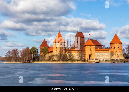 Castello dell'Isola di Trakai mura arancioni e torri, lago Galve, Repubblica di Lituania Foto Stock