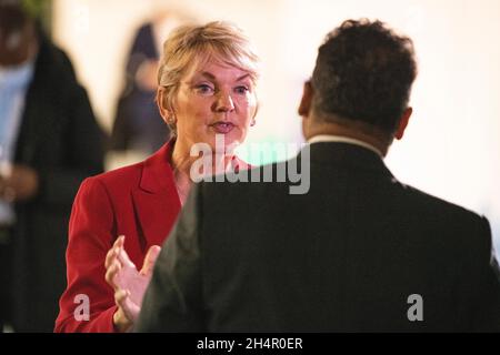 Glasgow, Scozia, Regno Unito. 4 novembre 2021. NELLA FOTO: Jennifer Granholm, Segretario dell'energia degli Stati Uniti ed ex Governatore del Michigan ha visto tra gli incontri alla Conferenza sul cambiamento climatico COP26. Jennifer Mulhern Granholm è un politico canadese-americano, avvocato, educatore, autore e commentatore politico che funge da sedicesimo segretario di energia degli Stati Uniti. Membro del Partito democratico, fu il quarantasettesimo governatore del Michigan dal 2003 al 2011. Credit: Colin Fisher/Alamy Live News Foto Stock