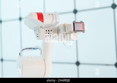 Braccio del robot con sensore di immagine a matrice CCD e CMOS nel manipolatore. Concetto sul tema della visione artificiale e del riconoscimento del modello Foto Stock