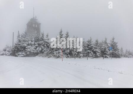 Fichtelberg, Germania. 4 novembre 2021. La bassa 'Peter' causa la pioggia nelle pianure e un inizio invernale nei Monti ore come qui sul Fichtelberg. Sulle strade intorno alla montagna era quasi impossibile muoversi senza pneumatici invernali. Circa cinque centimetri di neve cadde giovedì mattina sul Fichtelberg - la montagna più alta della Sassonia. Credit: Bernd März/B&S//dpa/Alamy Live News Foto Stock