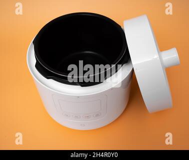 Germania, Berlino - 08.08.2021 : Xiaomi mi Mijia Smart Pressure Cooker su sfondo giallo Foto Stock