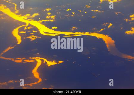 Meanders vista aerea . Fiume fluente in vista crepuscolo dall'alto. Fotografia aerea spettacolare della natura . Bellissimo mondo Foto Stock
