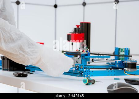 Assemblaggio della macchina da taglio laser CNC per le parti di apparecchiature mediche di precisione Foto Stock