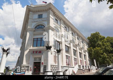 Sevastopol, Crimea, Russia - 29 luglio 2020: Grandi magazzini di Stato in via Mayakovsky nella città di Sevastopol, Crimea Foto Stock