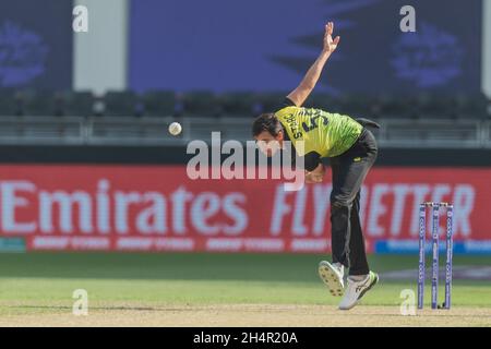 Dubai, Emirati Arabi Uniti, 4 novembre 2021. Mitchell Starc of Australia bowling durante la partita di Coppa del mondo ICC Mens T20 tra Australia e Bangladesh al Dubai International Cricket Stadium, Dubai, Emirati Arabi Uniti, il 04 novembre 2021. Foto di Grant Winter. Solo per uso editoriale, licenza richiesta per uso commerciale. Nessun utilizzo nelle scommesse, nei giochi o nelle pubblicazioni di un singolo club/campionato/giocatore. Credit: UK Sports Pics Ltd/Alamy Live News Foto Stock