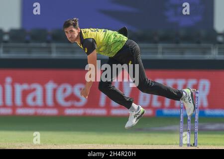 Dubai, Emirati Arabi Uniti, 4 novembre 2021. Mitchell Starc of Australia bowling durante la partita di Coppa del mondo ICC Mens T20 tra Australia e Bangladesh al Dubai International Cricket Stadium, Dubai, Emirati Arabi Uniti, il 04 novembre 2021. Foto di Grant Winter. Solo per uso editoriale, licenza richiesta per uso commerciale. Nessun utilizzo nelle scommesse, nei giochi o nelle pubblicazioni di un singolo club/campionato/giocatore. Credit: UK Sports Pics Ltd/Alamy Live News Foto Stock