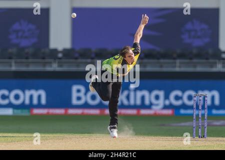 Dubai, Emirati Arabi Uniti, 4 novembre 2021. Pat Cummins of Australia bowling durante la partita di Coppa del mondo ICC Mens T20 tra Australia e Bangladesh al Dubai International Cricket Stadium, Dubai, Emirati Arabi Uniti, il 04 novembre 2021. Foto di Grant Winter. Solo per uso editoriale, licenza richiesta per uso commerciale. Nessun utilizzo nelle scommesse, nei giochi o nelle pubblicazioni di un singolo club/campionato/giocatore. Credit: UK Sports Pics Ltd/Alamy Live News Foto Stock