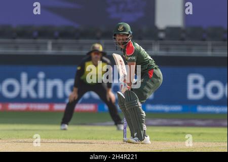 Dubai, Emirati Arabi Uniti, 4 novembre 2021. Mahmudullah, capitano del Bangladesh durante la partita di Coppa del mondo ICC Mens T20 tra Australia e Bangladesh al Dubai International Cricket Stadium, Dubai, Emirati Arabi Uniti, il 04 novembre 2021. Foto di Grant Winter. Solo per uso editoriale, licenza richiesta per uso commerciale. Nessun utilizzo nelle scommesse, nei giochi o nelle pubblicazioni di un singolo club/campionato/giocatore. Credit: UK Sports Pics Ltd/Alamy Live News Foto Stock