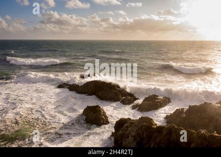 Le onde si infrangono lungo Bodega Bay nel nord della California al tramonto. Bodega Bay è un'area panoramica lungo l'autostrada 1 della California. Foto Stock