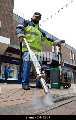 Impiegato del consiglio che usa la macchina di rimozione della gomma da masticare sulla High Street di King's Lynn. Foto Stock