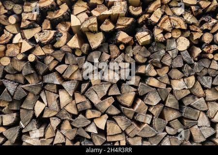 Sfondo di tronchi di legno lisci in legno. Taglia la tessitura del legno. Mucchio di legna da fuoco tritata preparato per l'inverno Foto Stock