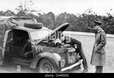 Un ufficiale dell'esercito inglese che guarda una macchina in riparazione, Spandau Berlin 1946 Foto Stock
