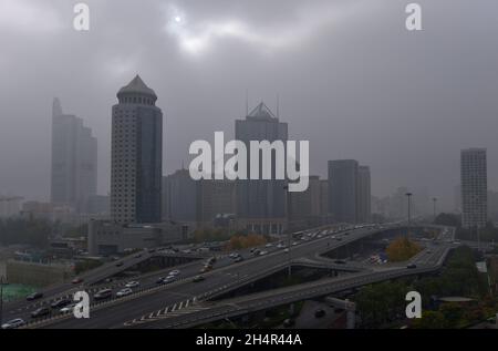 Pechino, Cina. 4 novembre 2021. Gli alti edifici nel quartiere centrale degli affari di Pechino (CBD) sono avvolti dall'inquinamento atmosferico grigio. Pechino è influenzata da condizioni meteorologiche avverse e dalla trasmissione dell'inquinamento regionale, a causa di un giro di smog che colpì la città dal 4 novembre e si prevede che si protragga fino al 6 novembre secondo le autorità locali. Pechino ha iniziato l'avvertimento giallo di inquinamento atmosferico pesante a 16:00 il giorno d'oggi. Credit: SOPA Images Limited/Alamy Live News Foto Stock