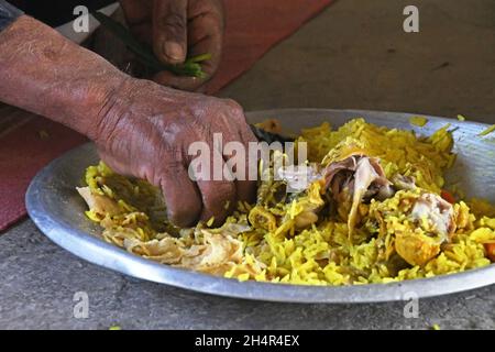 Beduin anziano - mangiare a mano technic Foto Stock