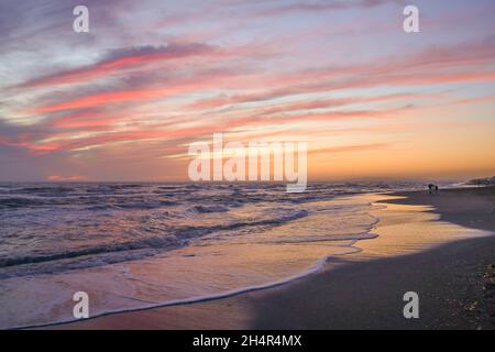 Tramonto mozzafiato sulla riva del mare toscano in estate, Livorno, Toscana, Italia Foto Stock